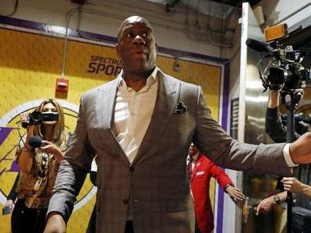 他被换下那一刻，全场愣住（他被换下瞬间，全场惊呆）