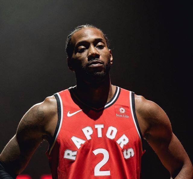 高二少女篮球场上炸翻全场自述答案只有努力（高二女生篮球场惊艳全场：她坦言，唯一的答案是努力）