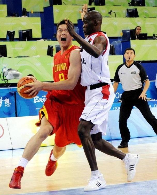 世界杯预热海报里没有C罗遭质疑，FIFA删除原海报改“怀旧”（世界杯预热海报未见C罗惹争议，FIFA删帖改推“怀旧版”）