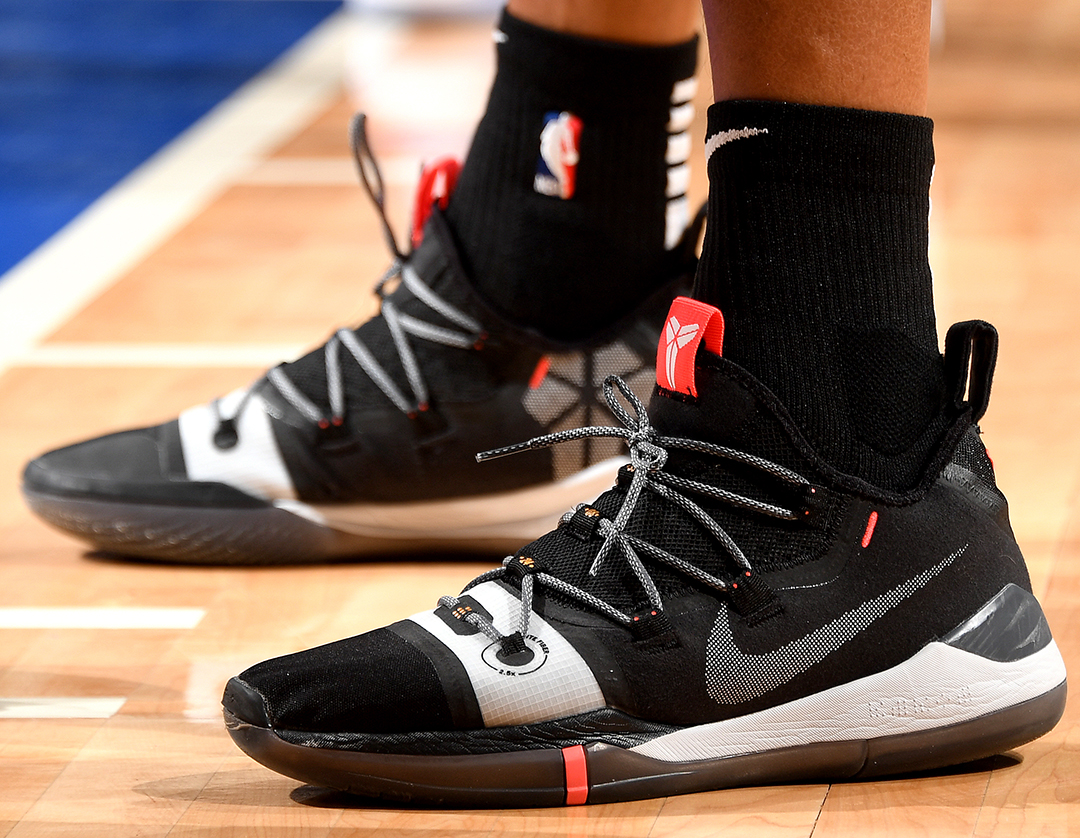 球队在最关键时刻站了出来（关键时刻，球队挺身而出）